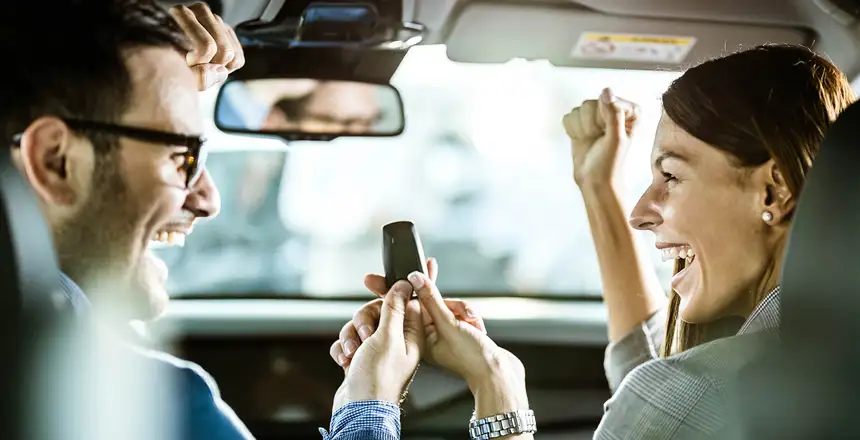 Glückliches Paar in einem Auto, Mann und Frau