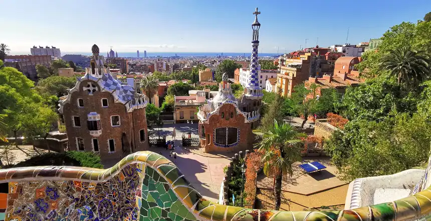 Park G&uuml;ell in Barcelona, Spanien, mit Aussicht &uuml;ber die Stadt
