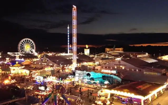 Münchner Oktoberfest bei Nacht