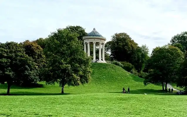 Englischer Garten in München mit dem Monopteros