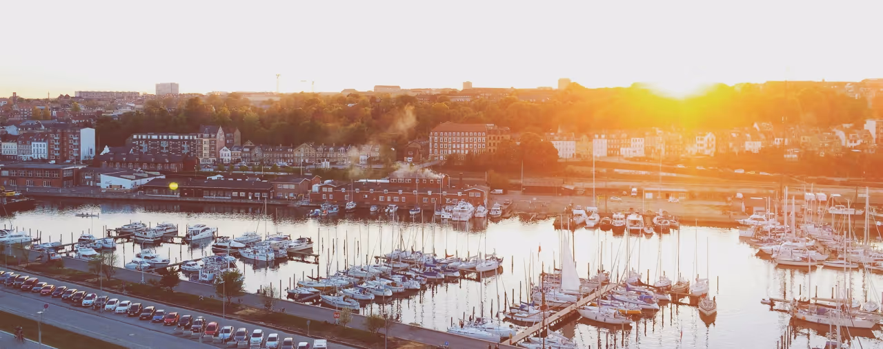 Hafen von Aarhus, Dänemark, im Sonnenuntergang