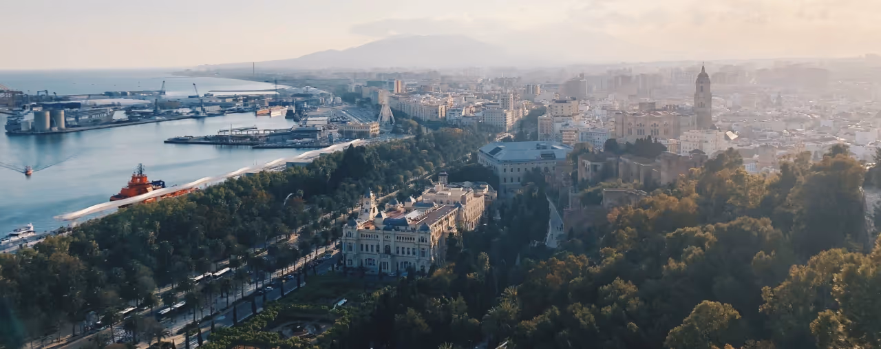 Panoramablick auf die spanische Stadt Malaga