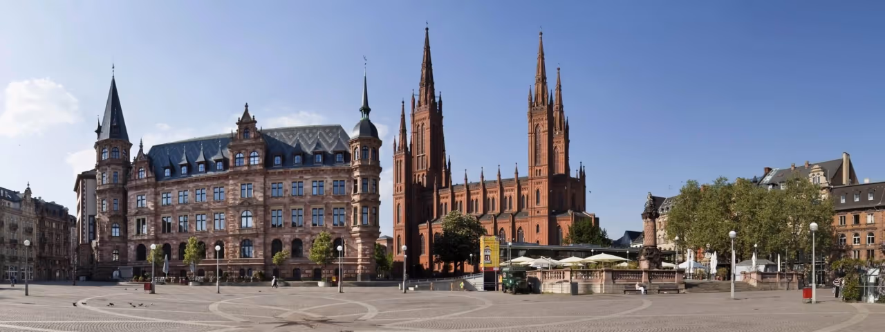 adac autovermietung wiesbaden innenstadt fotolia 75202344