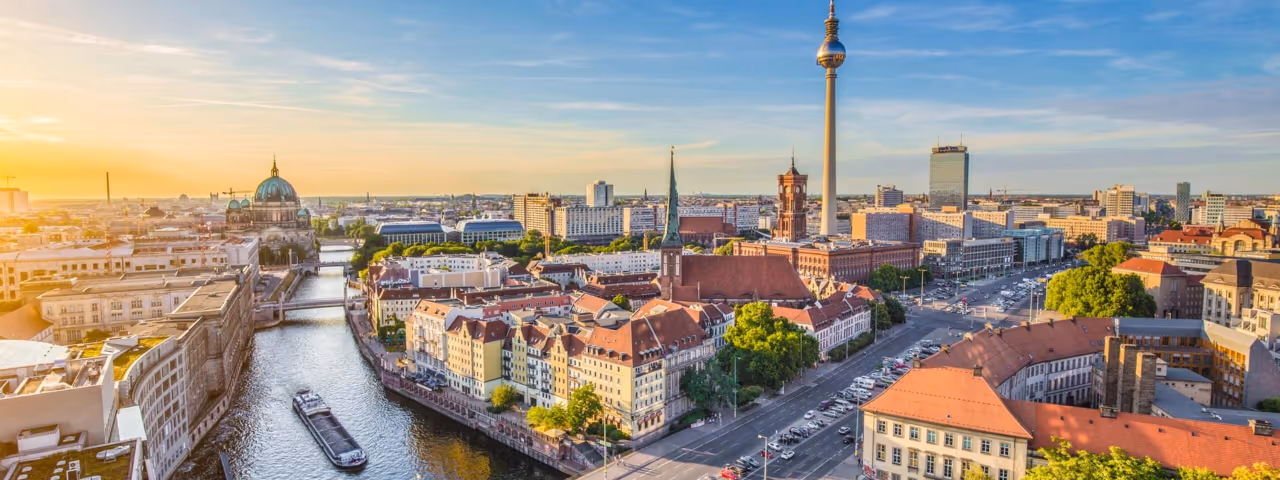 deutschland berlin hauptstadt panorama spree fotolia 89734137