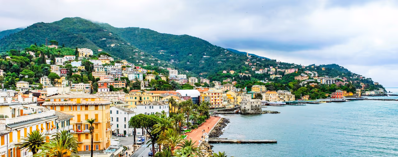 Häuser an der Küste in Rapallo, Italien