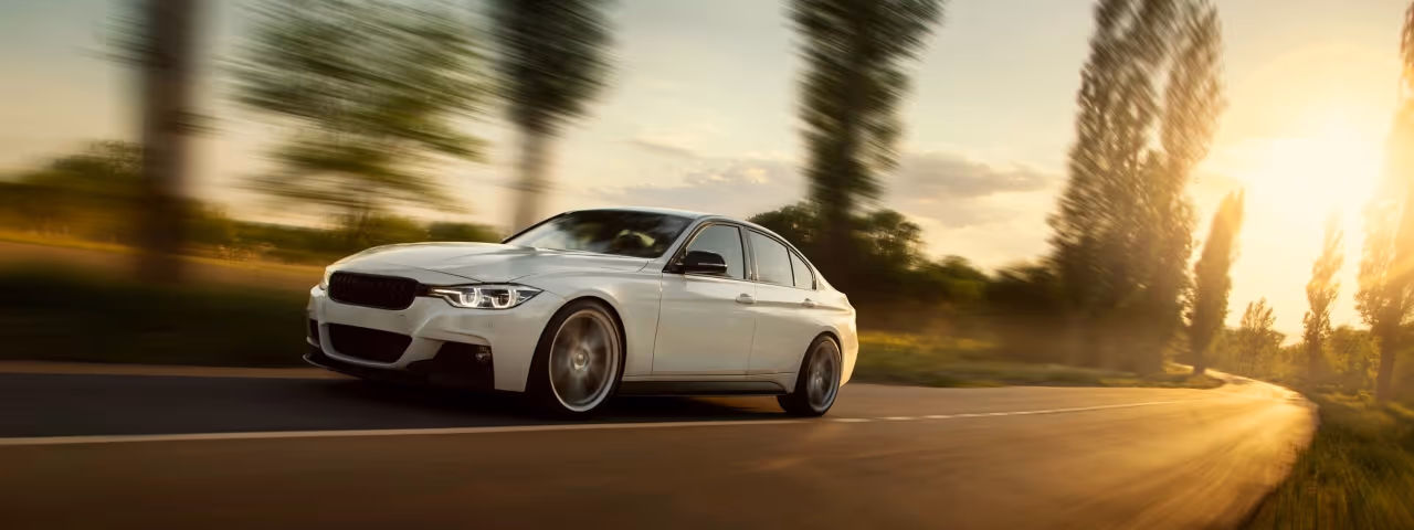 landstrasse mietwagen weiss seite fotolia 214607707