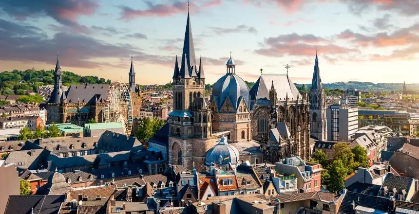 Altstadtpanorama von Aachen mit Riesenrad