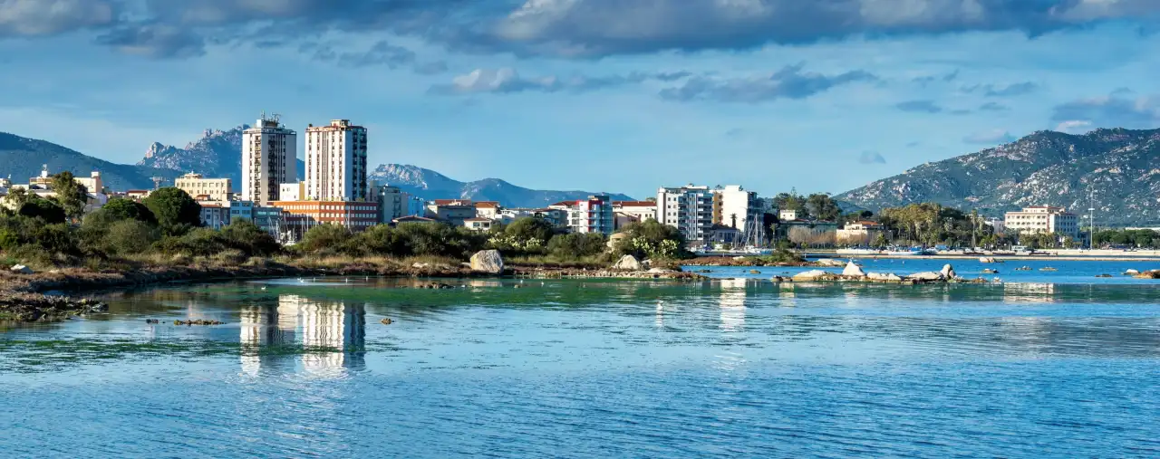 Blick auf die Küste von Olbia auf Sardinien, Italien