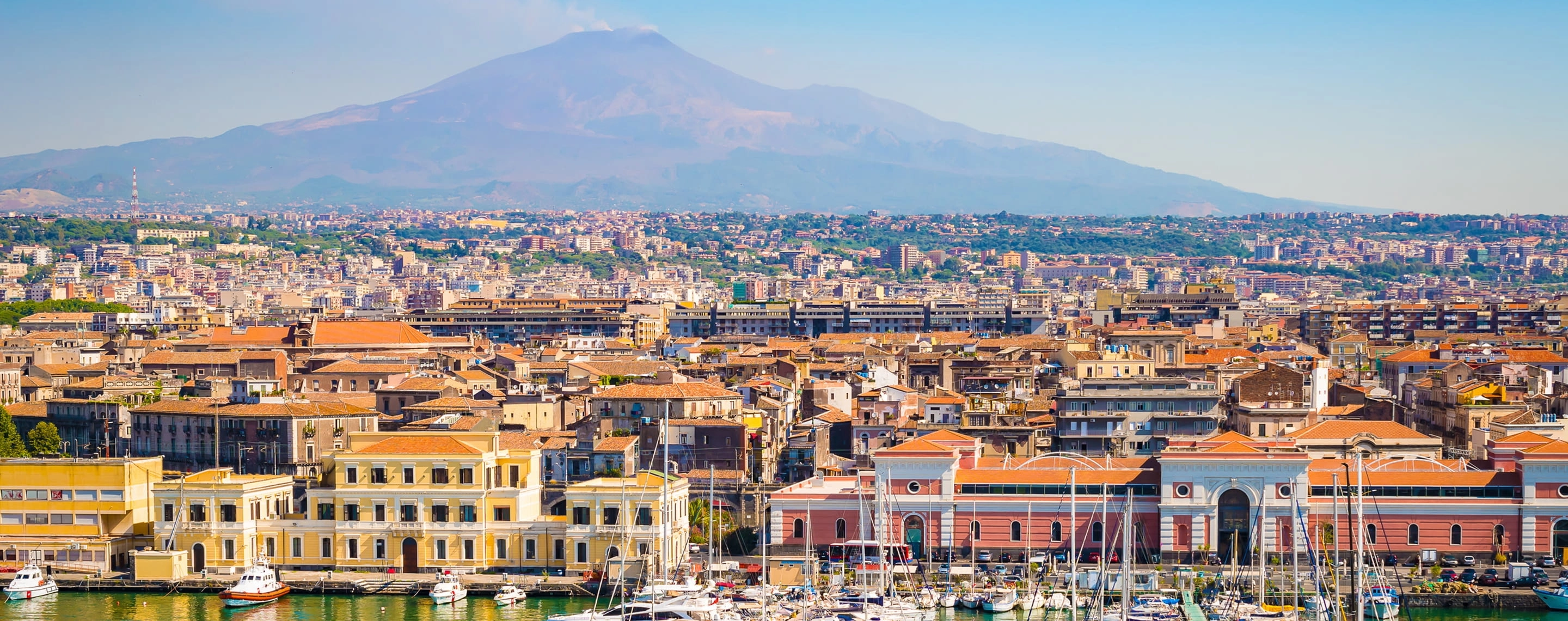 Panorama von Catania auf Sizilien mit Vulkan Ätna im Hintergrund