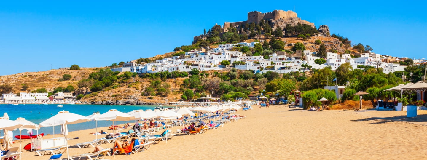 Akropolis und Strand von Lindos auf der Insel Rhodos, Griechenland, Panorama