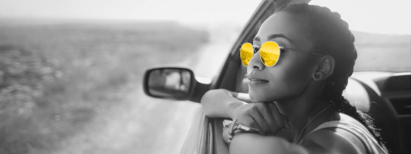 hertz-autovermietung-gelbe-sonnenbrille-frau-auto-seitenfenster-2560x960 hertz autovermietung gelbe sonnenbrille frau auto seitenfenster