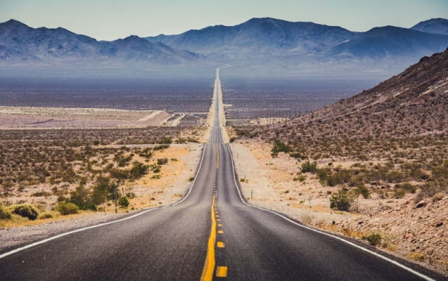 Highway in den USA mit Blick auf Berge