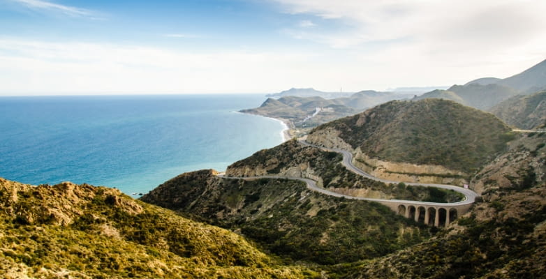 Serpentinenstraßen an der Küste von Mojacar, Andalusien