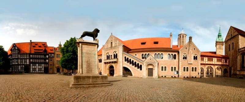 braunschweig wahrzeichen löwe burg dankwarderode istock 000009390427