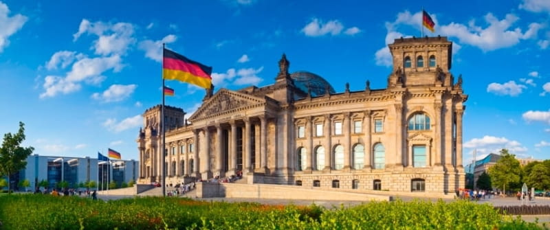 berlin reichstagsgebäude regierung istock 000007491967