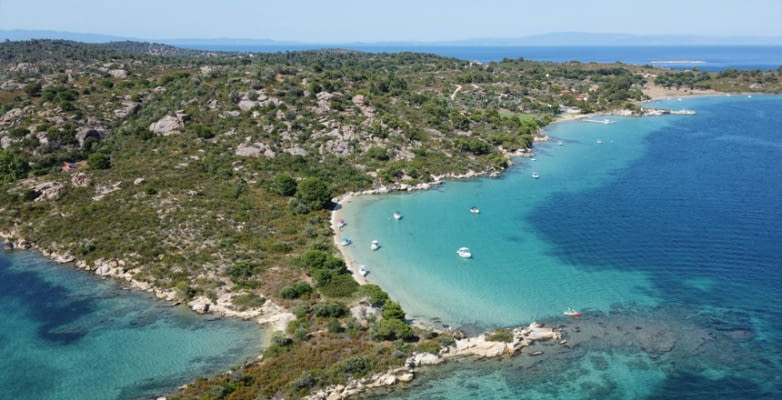 Blick auf die Küste bei Vourvourou in der Region Chalkidiki, Griechenland